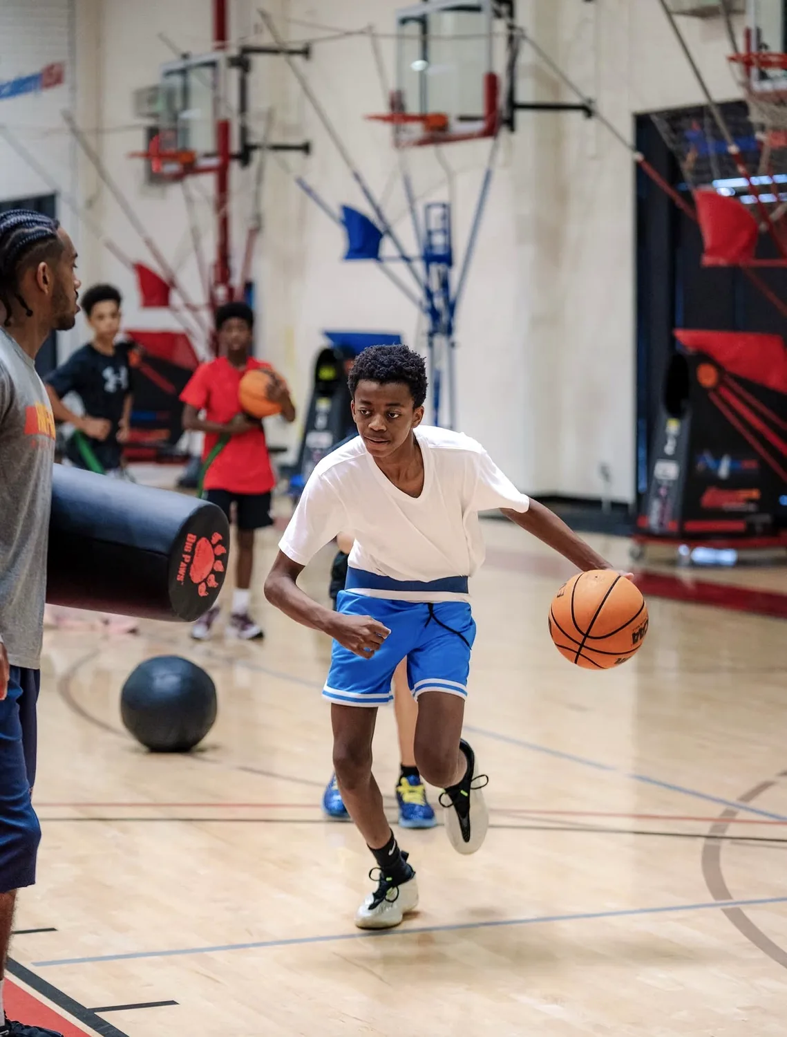 The U athlete attacking the basket in blue shorts