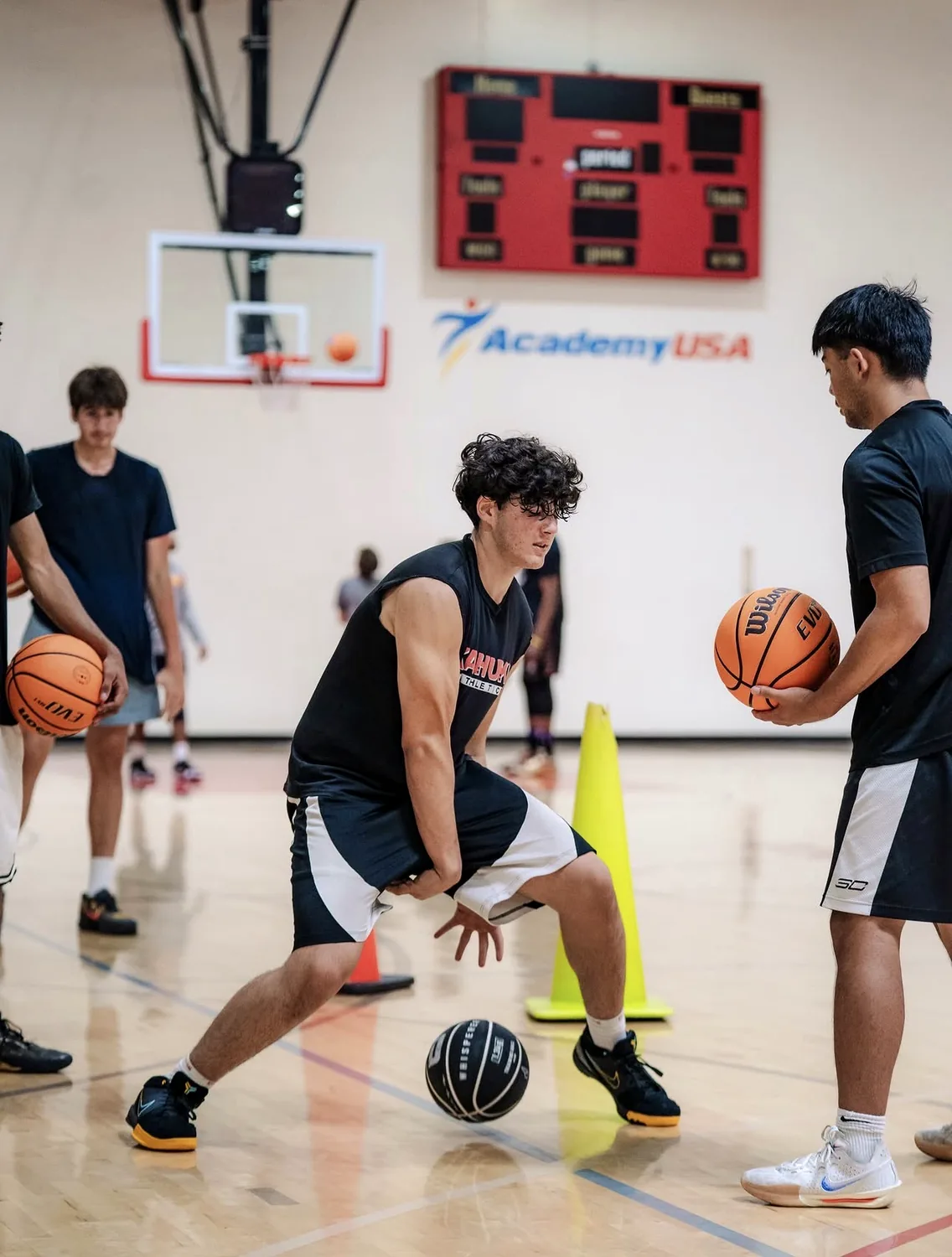 The U athlete holding a defensive stance with a heavy ball